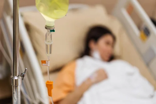 женщина лежит под капельницей от похмелья